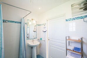 Bruser, hårtørrer, håndklæder, Toiletpapir