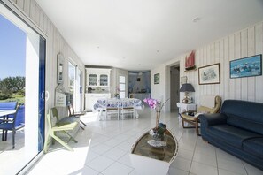 Smart TV, DVD player, books, stereo