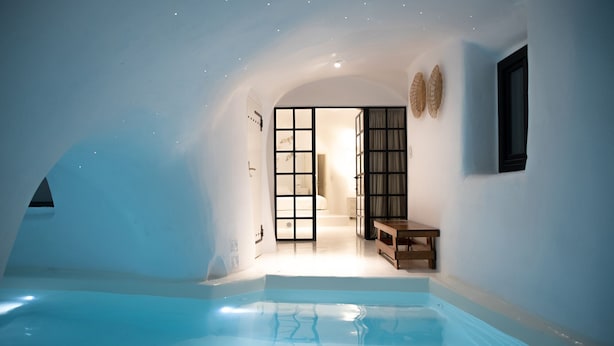Une pièce moderne et minimaliste, dotée d’une grande piscine à eau claire, d’un banc en bois et d’une porte coulissante de style japonais traditionnel.