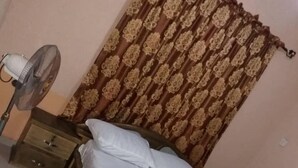 2 عدّة غرف نوم ومكواة/لوح كي وملاءات أسرّة