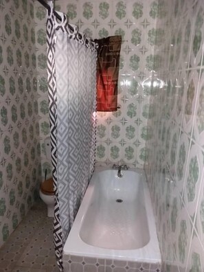Presidential House | Bathroom | Bathtub, free toiletries, towels, soap - Longe Villa (Lagos)