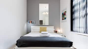 2 chambres, bureau, fer et planche Ă  repasser, lit parapluie