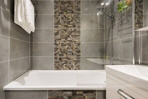 Bathtub, hair dryer, towels, soap - M03 - Bright Notting Hill Apartment By Portobello (London)