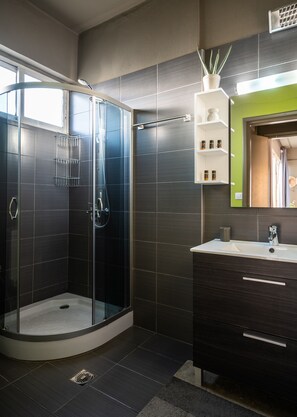 Dusche, Haartrockner, Handtücher, Seife