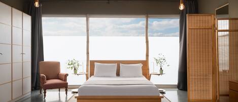 1 sovrum, skrivbord, strykjärn/strykbräda och resesäng