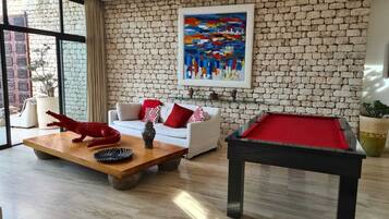 Televisio, takka, videopelejä, DVD-soitin