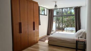 5 makuuhuonetta, tallelokero huoneessa, silitysrauta/-lauta