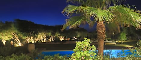 Alberca al aire libre y alberca climatizada