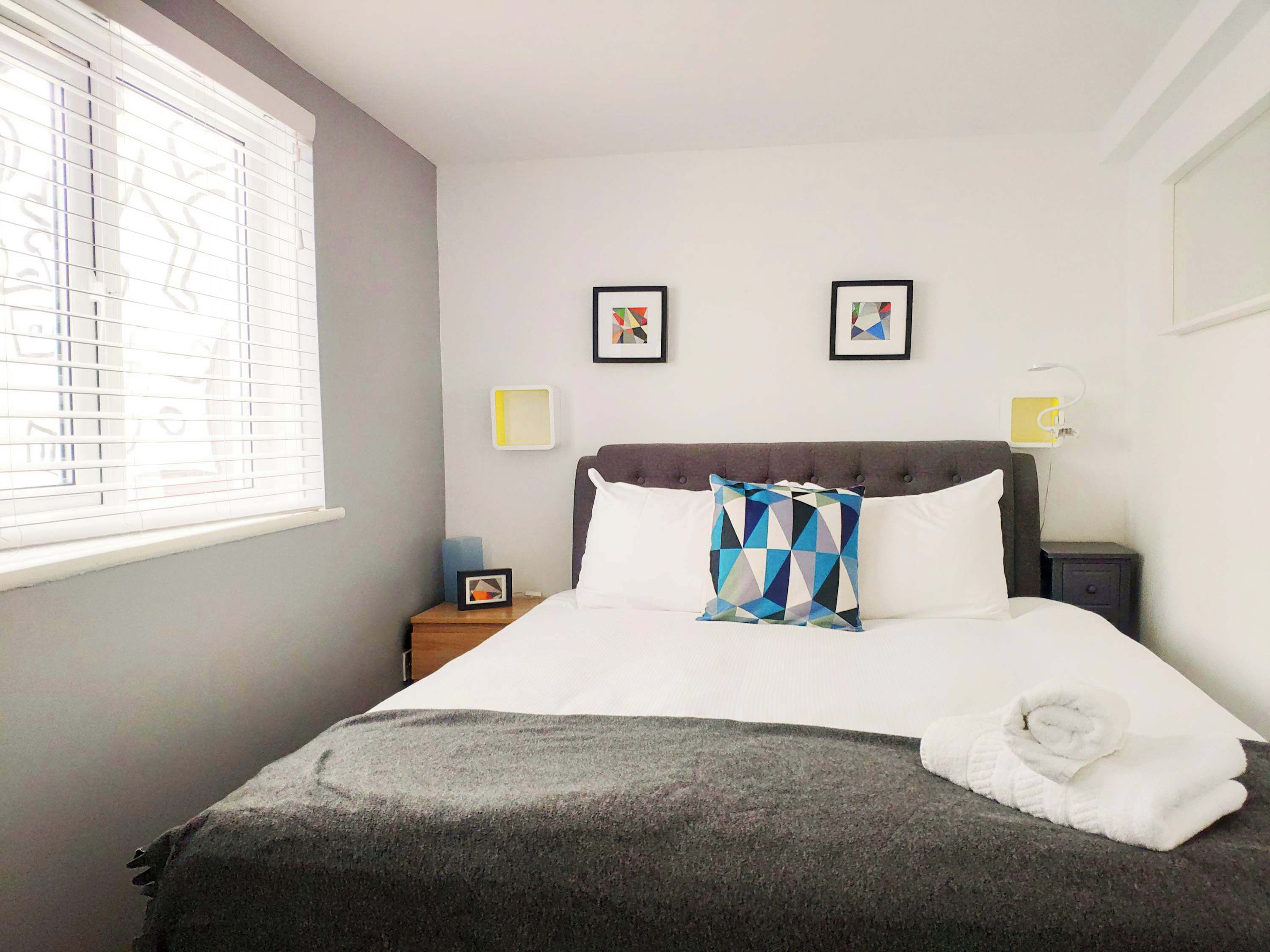 2 soverom, skrivebord, strykejern/-brett og reiseseng for barn