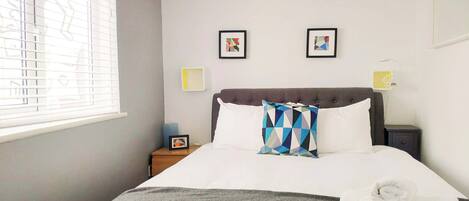 2 soverom, skrivebord, strykejern/-brett og reiseseng for barn