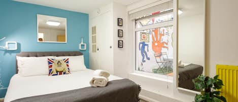 2 habitaciones, escritorio y tabla de planchar con plancha