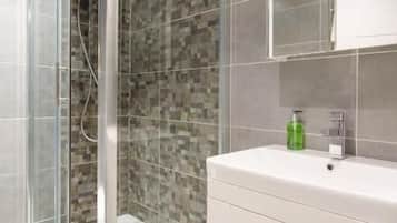 Ducha, secador de pelo y toallas