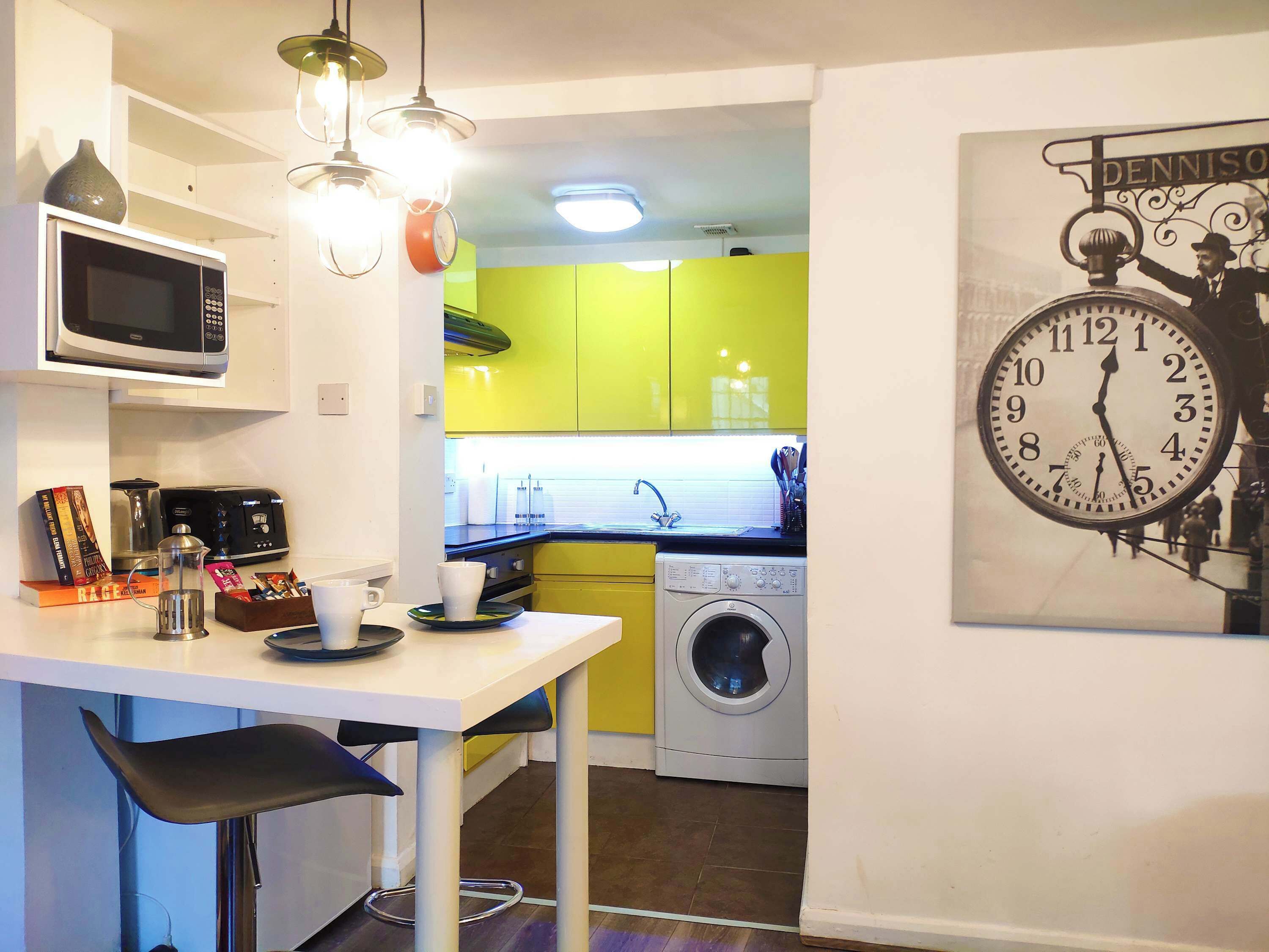 Frigorífico, microondas, horno y placa de cocina