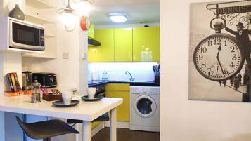 Frigorífico, microondas, horno y placa de cocina