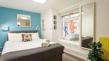 2 dormitorios, escritorio, tabla de planchar con plancha y cuna de viaje