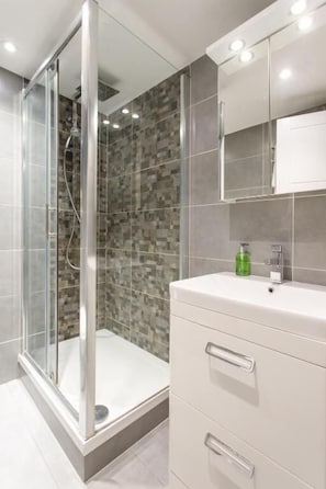 Dusche, Haartrockner, Handtücher