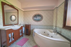 Een bad, een bubbelbad, een haardroger, een bidet