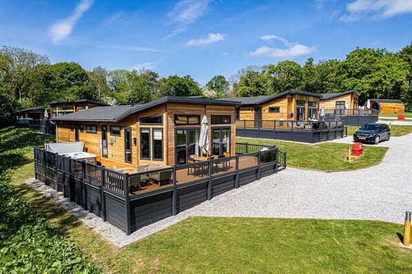 Exterior - Sycamore Lodge | sleeps 6 - Hot Tub, Dog Friendly 5* (Pickering)