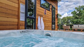 A wooden cabin with a hot tub and outdoor seating. - Sycamore Lodge | sleeps 6 - Hot Tub, Dog Friendly 5* (Pickering)
