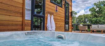 Sycamore Lodge | sleeps 6 - Hot Tub, Dog Friendly 5*