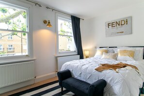 1 bedroom, WiFi, bed sheets - Designer Decorated Townhouse Steps to High Street Kensington! (London)