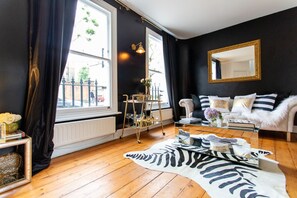 Interior - Designer Decorated Townhouse Steps to High Street Kensington! (London)