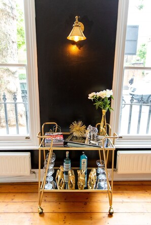 Interior - Designer Decorated Townhouse Steps to High Street Kensington! (London)