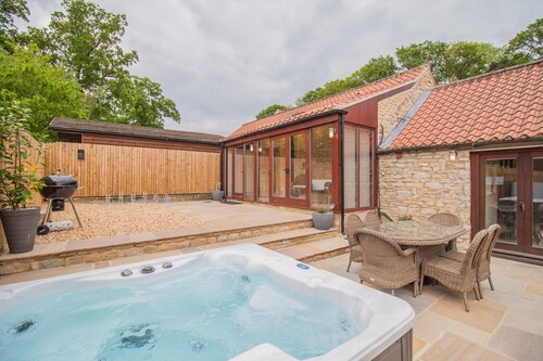 Dalby Cottage | sleeps 6 - Hot Tub, Dog Friendly - 5* Gold