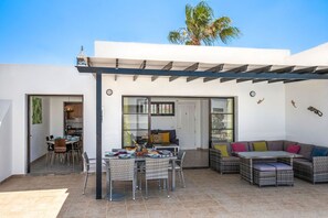 Outdoor dining - Villa Dulce Vista - 3 bedrooms, Heated Private Pool, with Mountain Views (Playa Blanca)