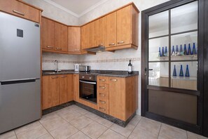 Fridge, microwave, oven, stovetop - Villa Dulce Vista - 3 bedrooms, Heated Private Pool, with Mountain Views (Playa Blanca)