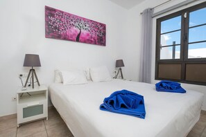 3 bedrooms, in-room safe, blackout curtains, iron/ironing board - Villa Dulce Vista - 3 bedrooms, Heated Private Pool, with Mountain Views (Playa Blanca)