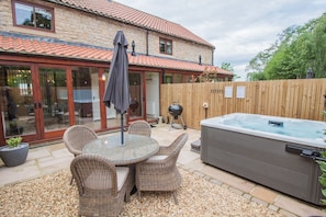 Outdoor dining - Keldy Cottage | sleeps 4 - Hot Tub, Dog Free - 5* Gold Award (Pickering)