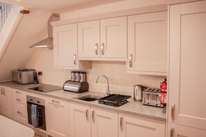 Kjøleskap, mikrobølgeovn, ovn og kokeplater