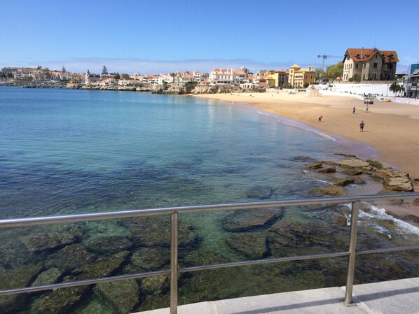 Beach nearby, sun loungers, beach towels