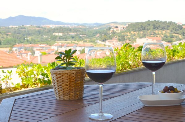 Eating Area in the Varanda with stunning views of Serra de Sintra