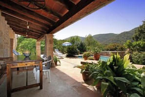 Outdoor dining - CASA CAMPO, swimming pool, WIFI, close to town center: 800 m, beautiful view, quiet location (Pollenca)