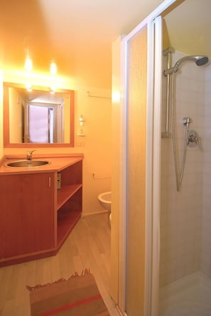 Secador de cabelo, toalhas de banho