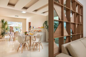 包含每日自助早餐