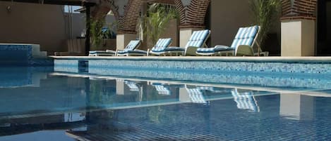 Ulkouima-allas avoinna 8.00–21.00, aurinkovarjoja, aurinkotuoleja