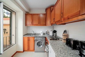 Fridge, microwave, oven, coffee/tea maker