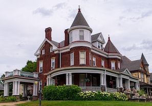 Exterior detail - The Shepherd's Inn (Washington)