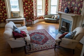 Marjorie Ellen Suite | Free WiFi - The Shepherd's Inn (Washington)