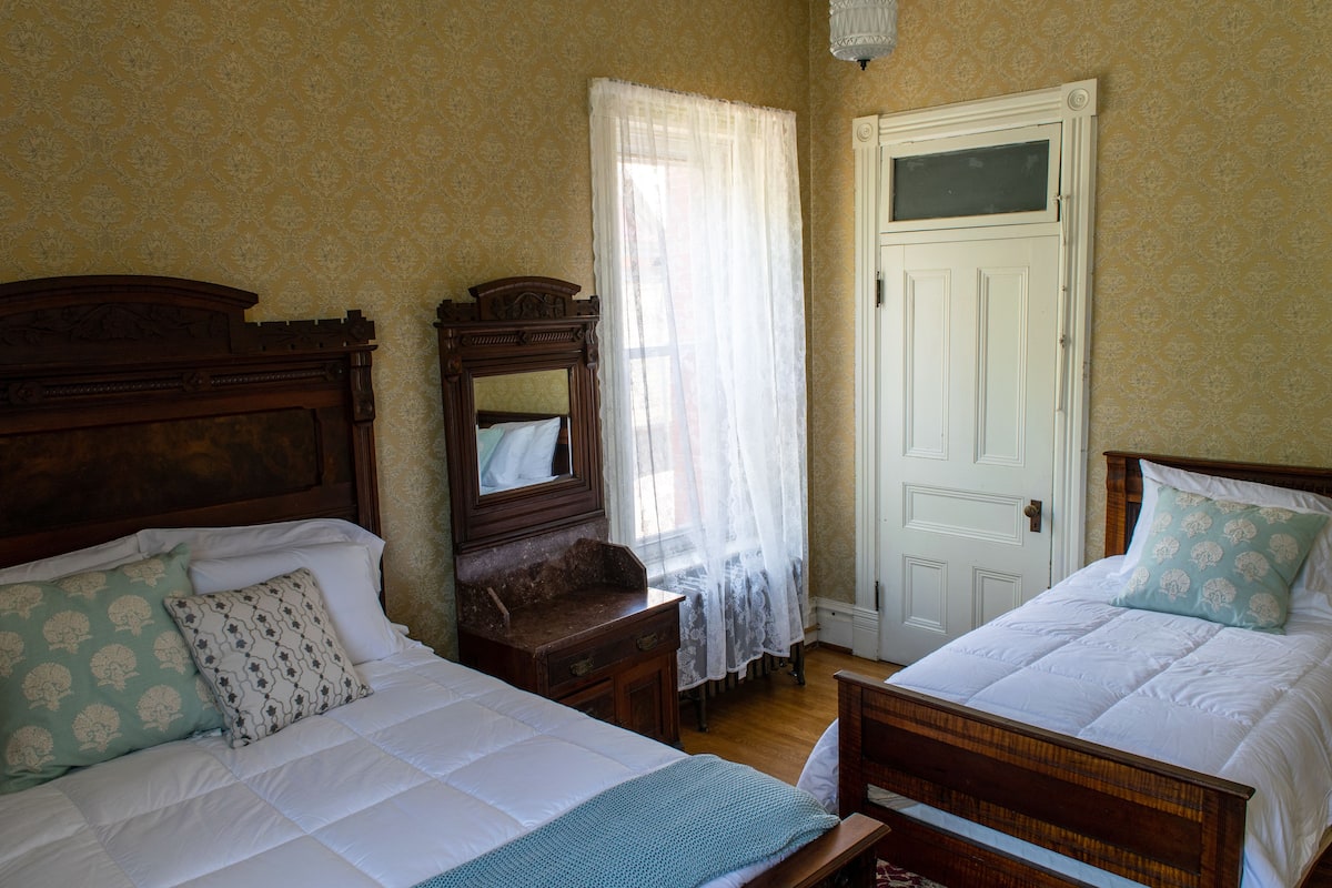 Habitación triple Deluxe, varias camas | Wifi gratis
