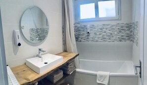 Badewanne, Haartrockner, HandtĂŒcher, Seife