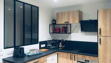 Réfrigérateur, micro-ondes, four, plaque de cuisson