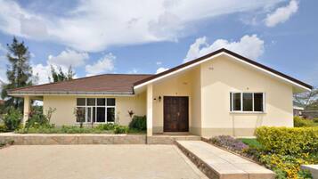 Soundproofing, free WiFi, bed sheets