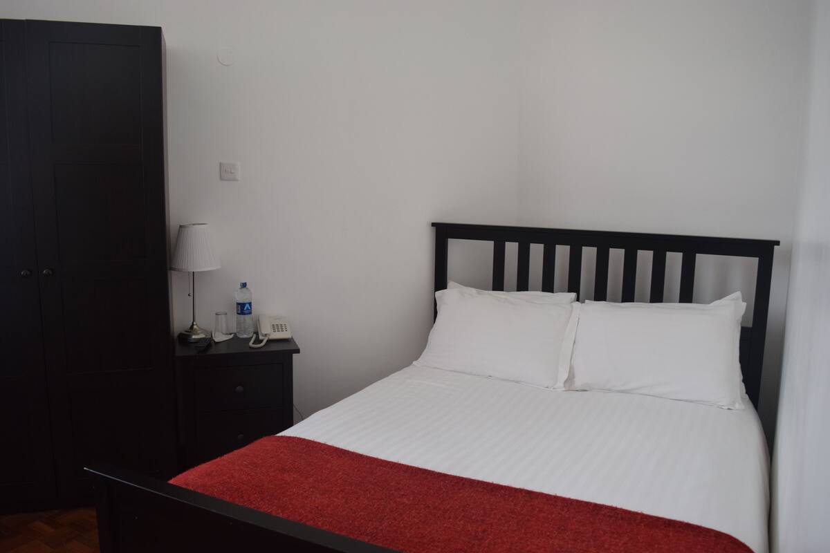Habitación doble estándar, 2 habitaciones | Insonorización, wifi gratis y ropa de cama