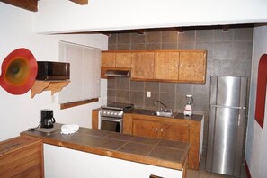 Refrigerador, microondas, cafetera y tetera y licuadora