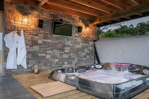Outdoor spa tub