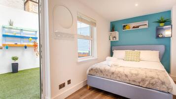 2 chambres, bureau, fer et planche Ă repasser, lit parapluie